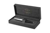 Skrive- og Tegneværktøjer - Parker 51-kuglepen | sort cylinder med detaljer i krom | patron med medium spids og sort blæk | gaveæske - 2123493