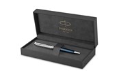 Skrive- og Tegneværktøjer - Parker PARKER Sonnet-kuglepen | førsteklasses metal og blå satinlakering med detaljer i krom | medium spids med patron med sort blæk | gaveæske - 2119649