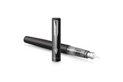 Skrive- og Tegneværktøjer - Parker Vector XL fyldepen | Metallisk sort lak på messing | Medium spids med Blue Ink Refill | Gaveæske - 2159744