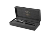 Skrive- og Tegneværktøjer - Parker Ingenuity fyldepen | Core Collection | Sort med kromkant | Medium Nib | Sort blæk | Gaveæske - 2181995