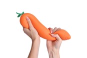 Små gaver til børn - Simba Squishy Carrot 28 cm. - 700570979